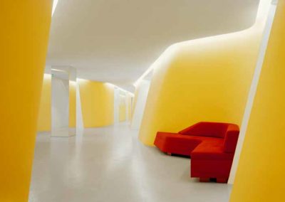 Bequeme Couch im Wartebereich der KU64 Zahnarztpraxis in Berlin - Komfort und Entspannung