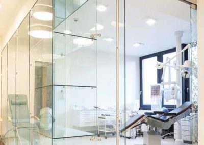 Operationsbereich in der KU64 Zahnarztpraxis in Berlin - Moderne Technologie für höchste Präzision