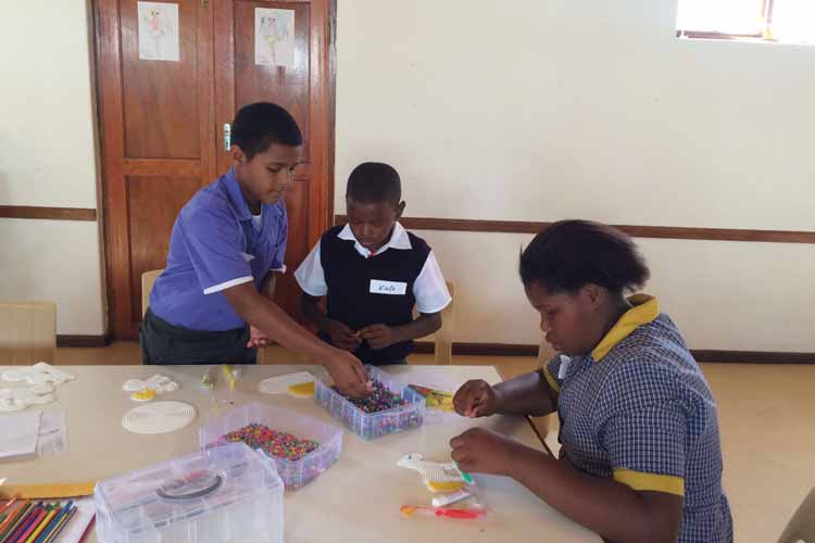 Bastelstunde für Kinder in Südafrika - KU64 fördert spielerisch die Mundhygiene