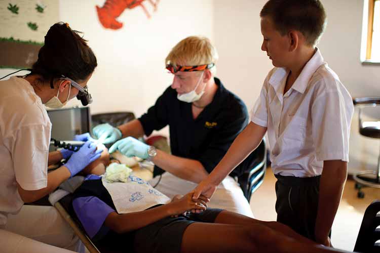 Händchenhalten während der Behandlungen ist für die jungen Patienten in Paternoster neu und soll ihnen die Angst vor dem Zahnarzt nehmen.