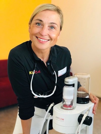 Dentalhygienikerin Adina Mauder EMS Airflow Gerät