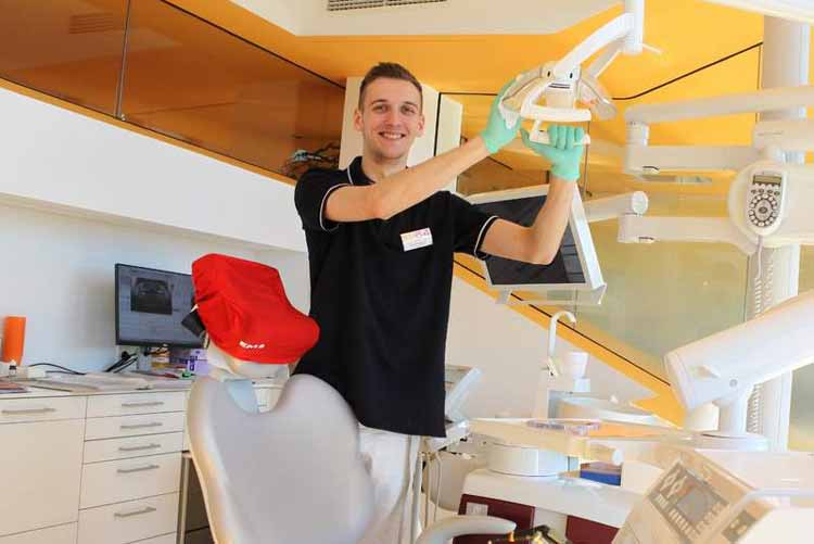 Azubi zum Zahnmedizinischen Fachangestellten Dominik Demski im Behandlungszimmer