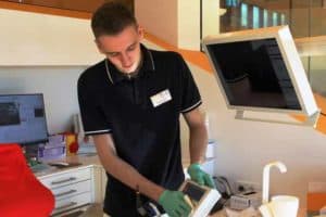 Azubi ZFA Zahnmediznischer Fachangestellter Dominik Demski reinigt Geräte