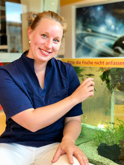 KU54 Kinderzahnärztin Frederike Brüning vor dem Aquarium der Praxis