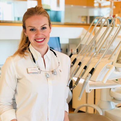 Zahnarzt Clara Meinberg KU64 stehend im Behandlungszimmer