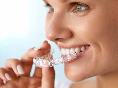 Zahnbeschwerden: Schiefe Zähne behandeln durch Invisalign
