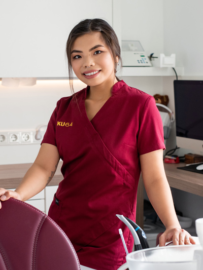 Huyen Nguyen-Dieu Zahnmedizinische Fachangestellte in Behandlungszimmer