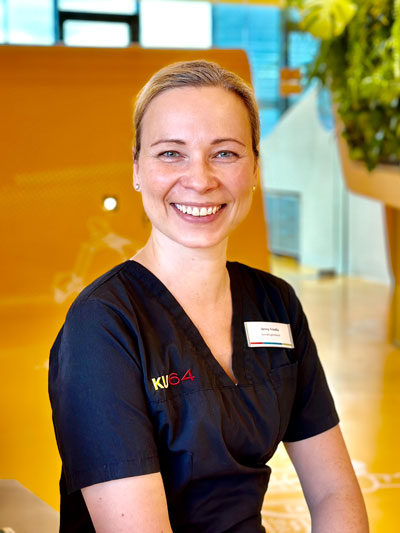 Dentalhygienikerin Adina Mauder EMS Airflow Gerät