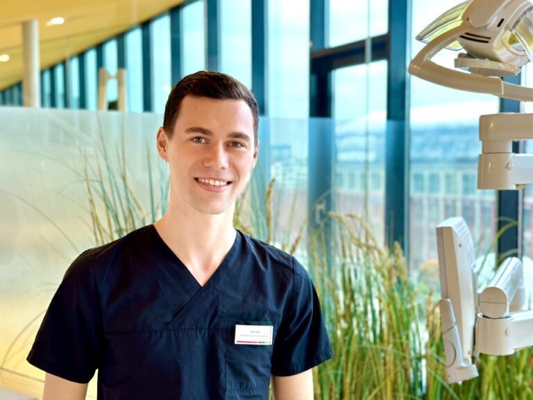 Lion Vogel Prophylaxeassistent und angehender Zahnarzt