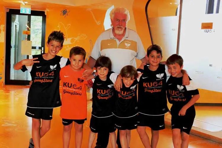 KU64 unterstützt Jugendfußballteam BFC Preussen, junge Spieler posieren stolz im Praxisdesign.