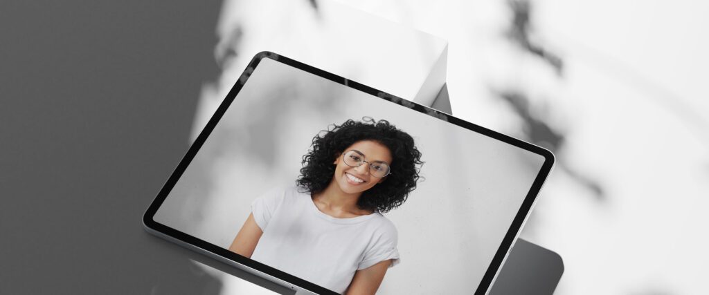 Tablet PC mit einem lächelnden Menschen als Bild