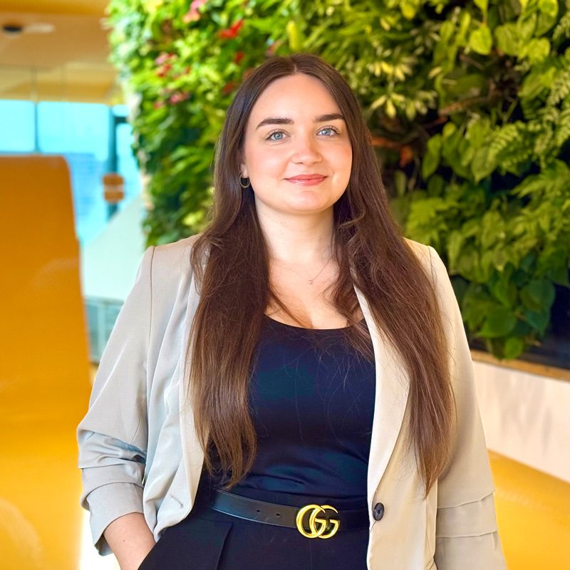 Porträt von Adrianna Targatz, stellvertretende Leitung ZFA/Auszubildende und HR-Assistant (Recruiting) bei KU64. Zuständig für Personalbetreuung, Recruiting und die Ausbildung von zahnmedizinischem Fachpersonal, mit Fokus auf Talenteförderung und Praxismanagement.