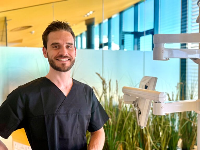 Porträt von Kevin Cords, Zahnmedizinischer Prophylaxeassistent (ZMP) bei KU64. Spezialisiert auf professionelle Zahnreinigung, betreut Patienten mit Fachwissen, Feingefühl und individueller Beratung für gesunde und strahlende Zähne.
