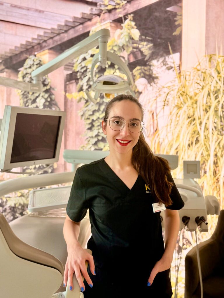 Zahnärztin Zeynep Çınar in der modernen Praxis bei KU64 Berlin, spezialisiert auf Parodontologie und Prophylaxe