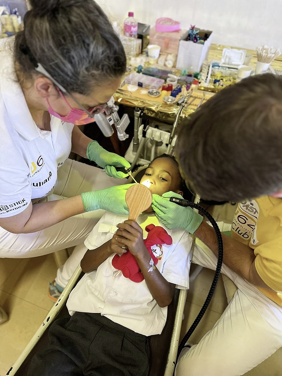 Mit Ruhe und Einfühlungsvermögen behandeln Zahnärztin Juliane Kottenhagen (links) und Assistent Nico Schillings ein Kind in der provisorischen Praxis in Paternoster