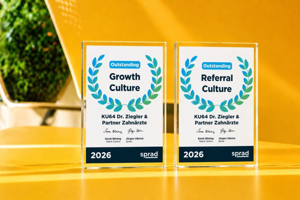 zwei Auszeichnungen zum Referral & Growth Culture Award 2026 stehen auf dem Tresen von KU64